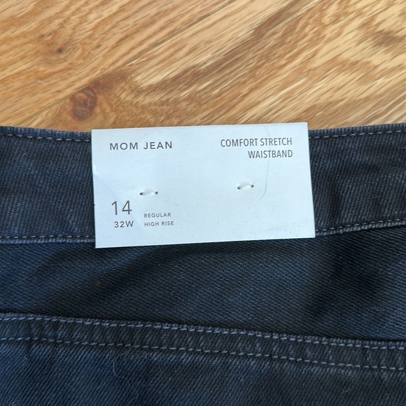 NET Size 14 (32w) American Eagle Mom Jeans - Picture 3 of 4